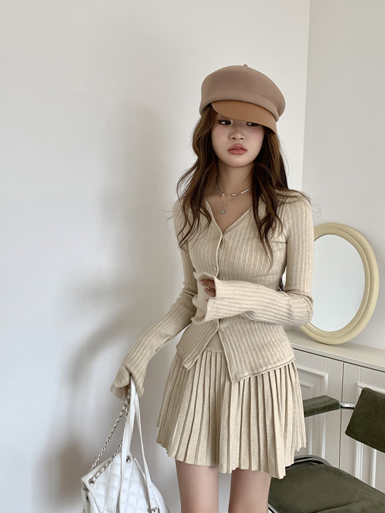 Actual shot of the 2023 autumn and winter new style, stunningly sweet and spicy women’s V-neck sweater, waist-cinching pleated skirt, two-piece suit
