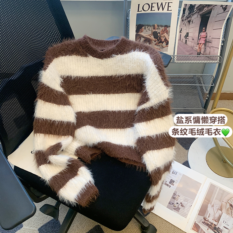 Striped contrasting short imitation mink fur soft and waxy pullover sweater for women in autumn and winter, fashionable long-sleeved top for small people to wear outside.