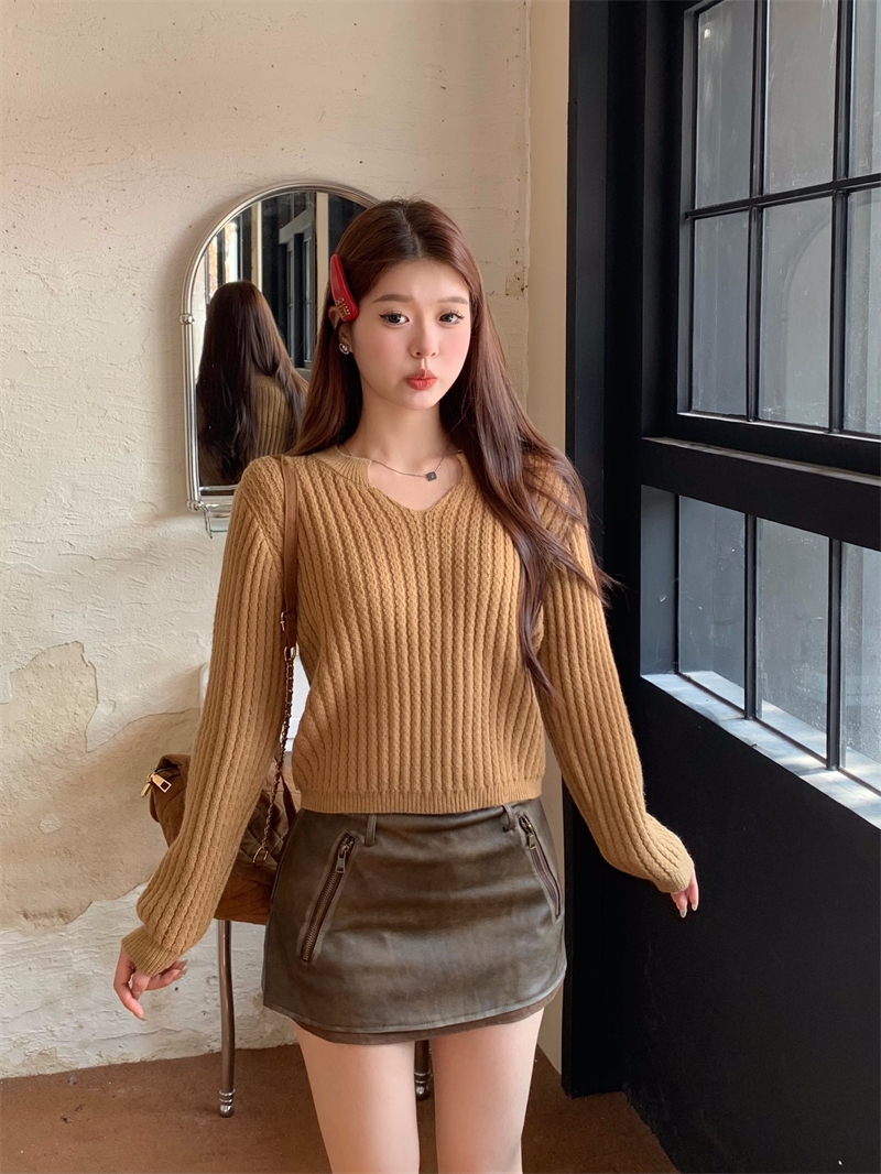 Actual shot of solid color V-neck long-sleeved short sweater for women in autumn and winter with niche design and versatile slim fit top