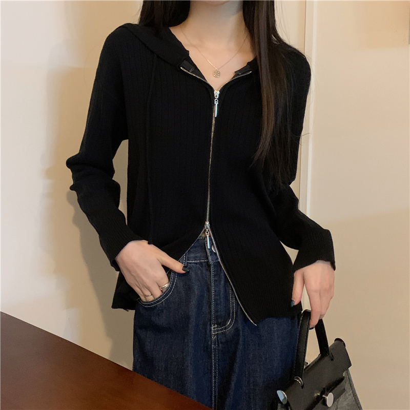 Actual shot of autumn and winter trousers, hooded sweater, long-sleeved cardigan and double zipper top
