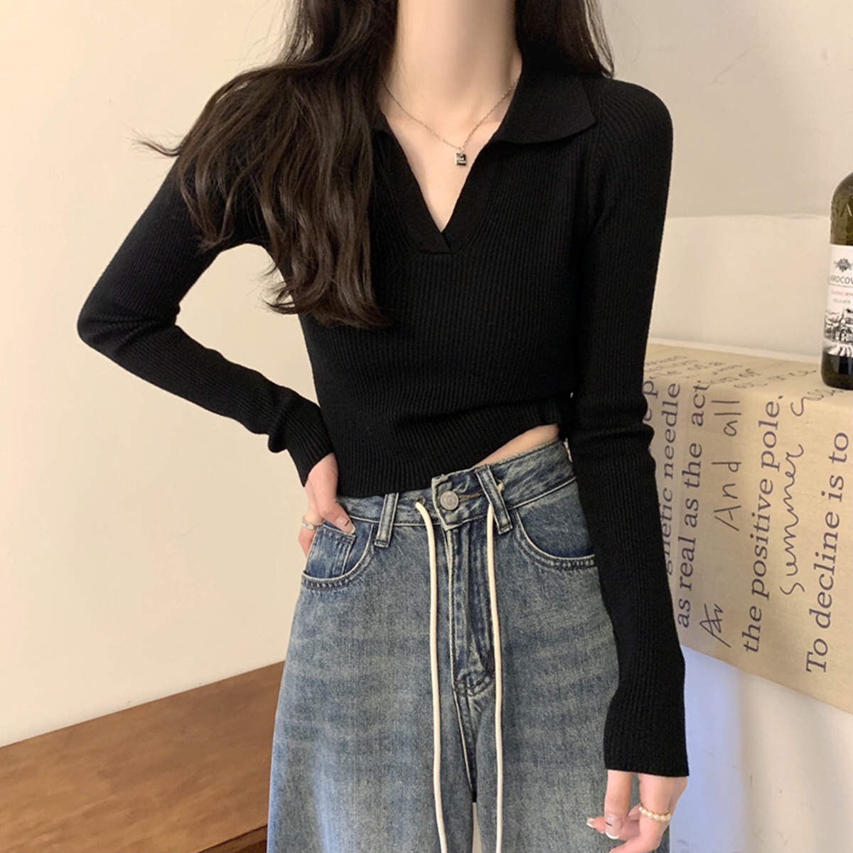 V-neck knitted bottoming shirt for women in autumn and winter, slim fit inner long-sleeved design, niche short knitted top for women