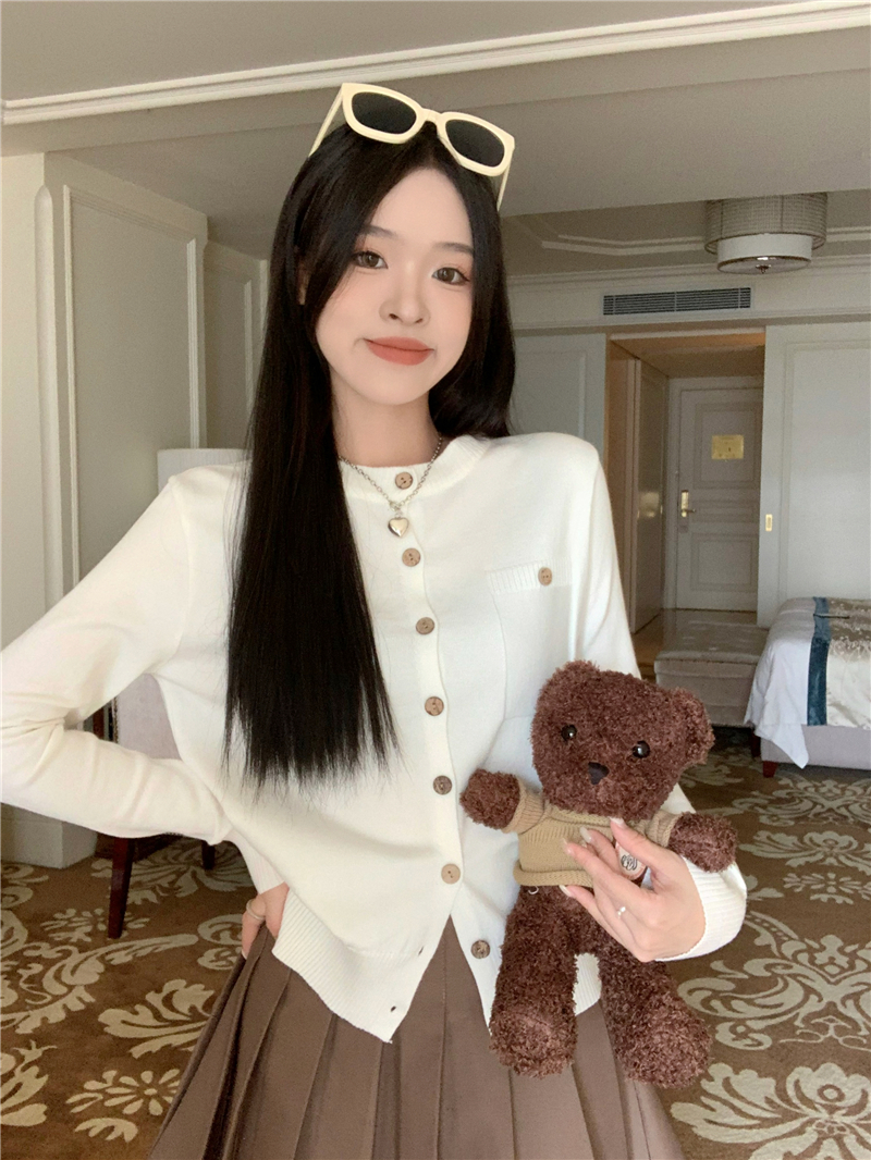 Actual shot of Xiaoxiangfeng single-breasted knitted cardigan for women, stylish small shirt, chic white sweater jacket