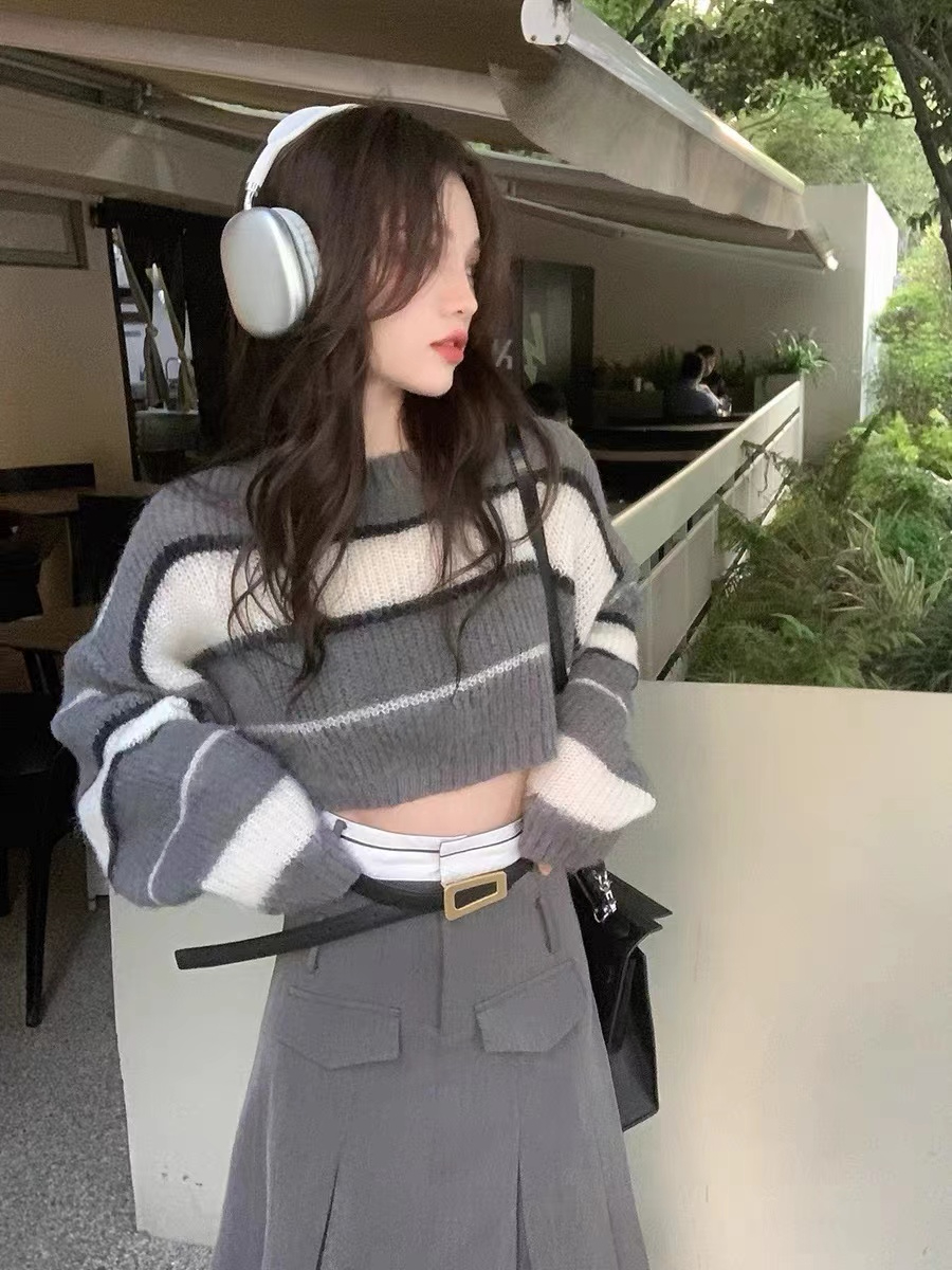 2023 new autumn striped sweater women's design niche long-sleeved high-waisted knitted loose short top