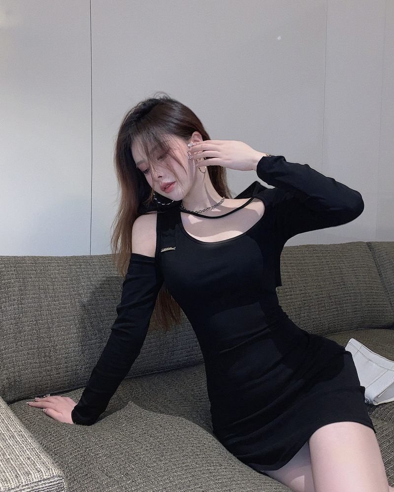 純欲風性感辣妹漏背連衣裙女早秋設計感氣質顯瘦露腰赫本風小黑裙
