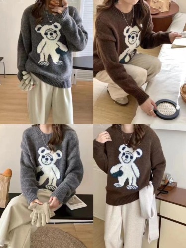 Autumn and winter women's fashion age-reducing contrasting color cartoon bear sweater casual loose round neck pullover long-sleeved knitted top