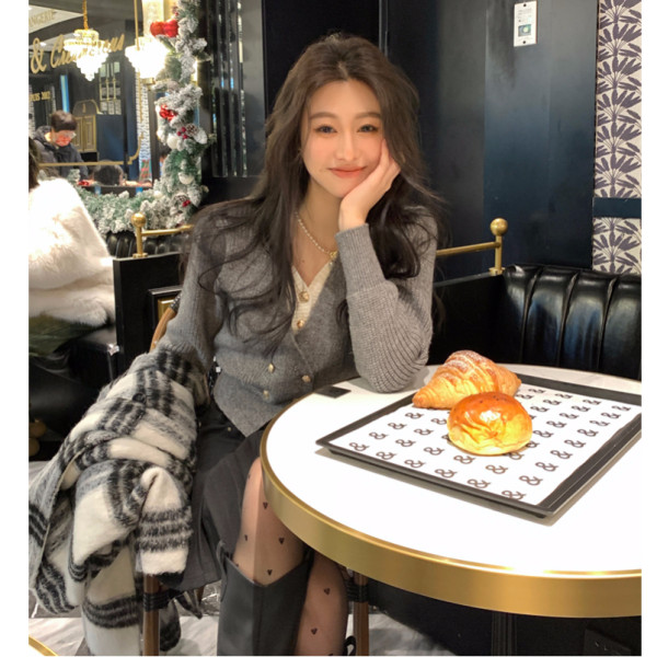 早秋新款設計感小眾V領假兩件短款灰色針織開衫毛衣外套上衣女潮