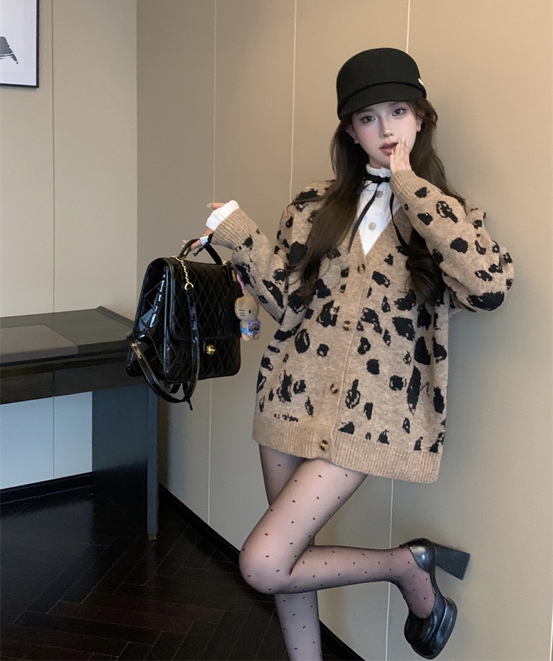 Real shot of autumn and winter hot girl's breasts puffing in leopard print loose thickened knitted sweater cardigan + pleated long-sleeved shirt