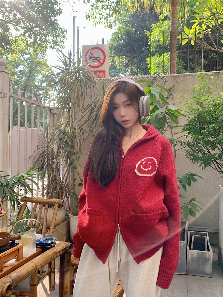 Actual shot~Red smiley face sweater cardigan jacket for women in autumn and winter Korean style lazy design knitted for small people