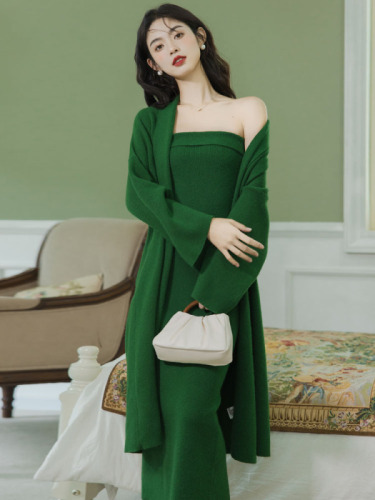 Real shot of Hong Kong style retro hip-hugging slit tube top knitted skirt thickened mid-length knitted cardigan