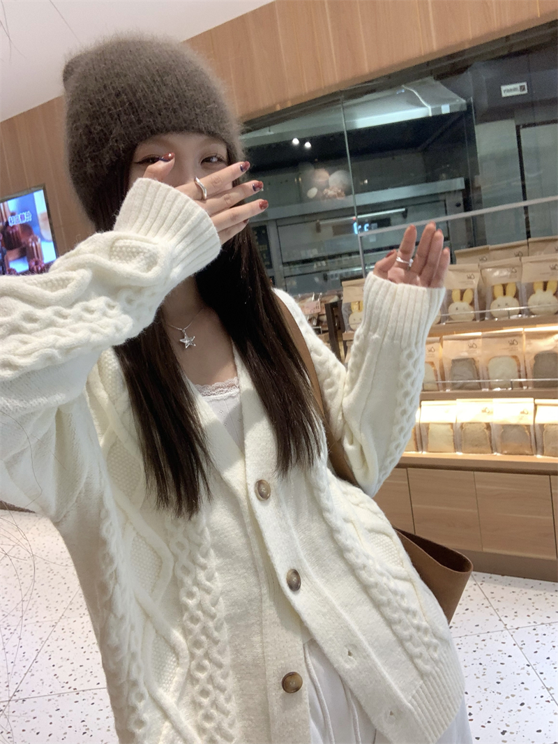 Real shot of v-neck knitted cardigan jacket for women, lazy style Korean style loose outer layer, autumn and winter temperament twist sweater