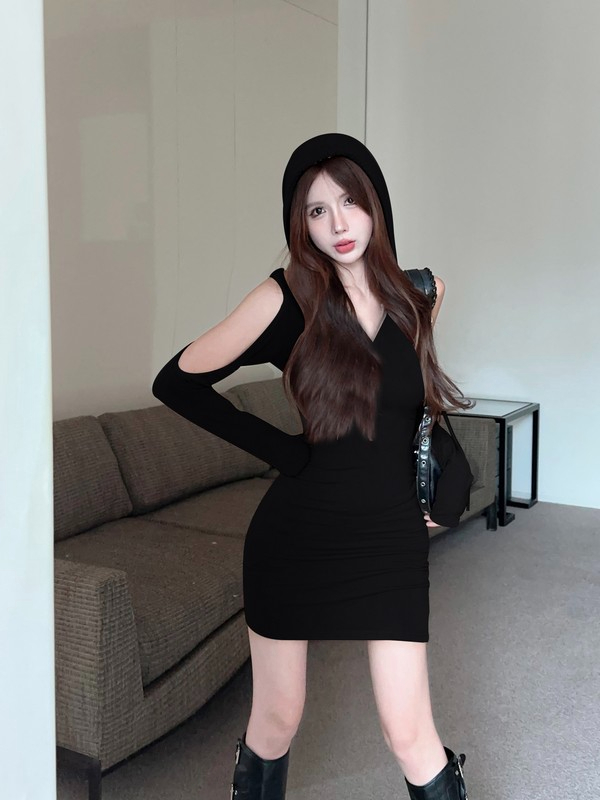性感露背綁帶咖色連衣裙女秋美式辣妹緊身包臀裙連帽長袖鏤空短裙
