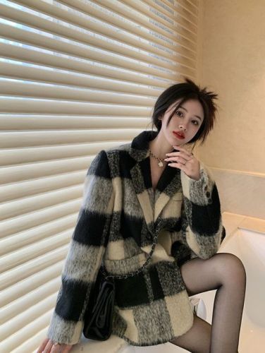 Retro thickened plaid woolen coat for women 2023 autumn and winter new style loose slimming mid-length woolen coat