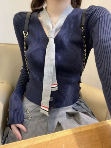 Actual shot of three-label contrasting color ribbon V-neck slim knitted cardigan for women to wear inside and outside with a sweater