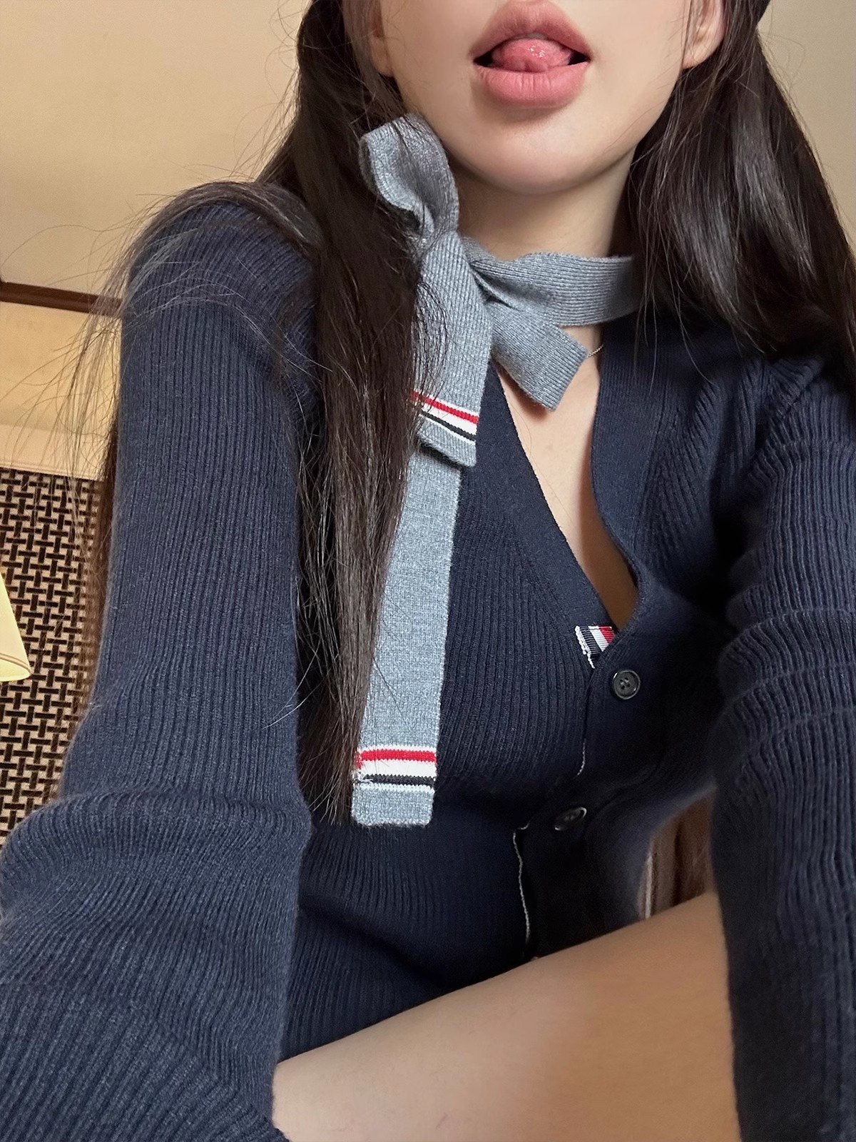 早安樊樊T.B撞色飄帶設計V領顯瘦針織開衫女秋冬百搭韓系內搭毛衣