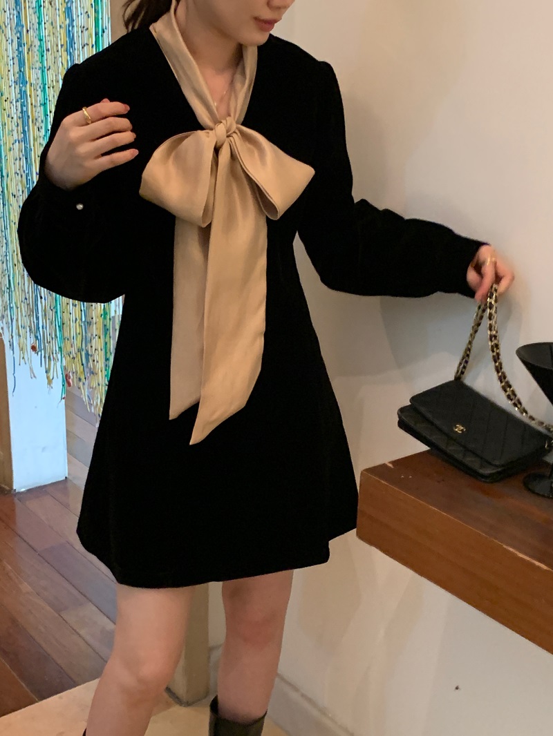 Actual shot of French age-reducing playful lace-up bow silk contrasting velvet short petite dress