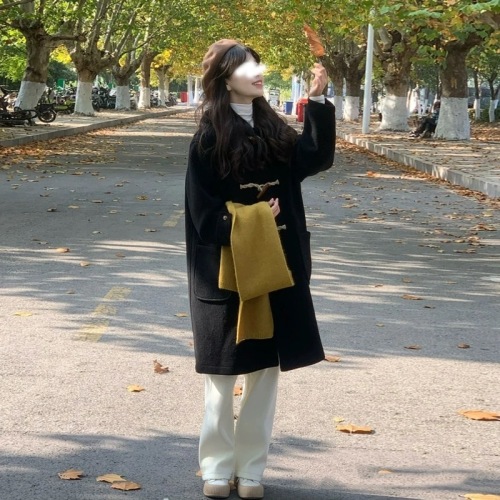 High-end black petite woolen coat for women mid-length 2023 autumn and winter Japanese style horn button woolen coat