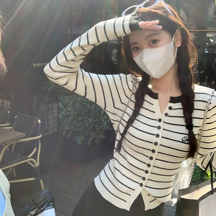 天貓品質條紋單排扣針織衫上衣女秋季百搭修身顯瘦長袖打底衫