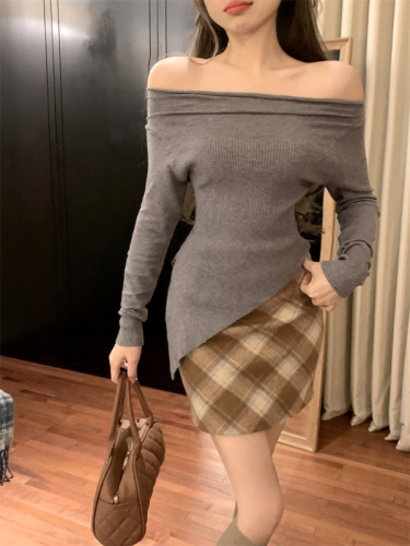 Actual shot of an upstart girl's one-shoulder long-sleeved top, bottoming shirt, and pure lust wool sweater.