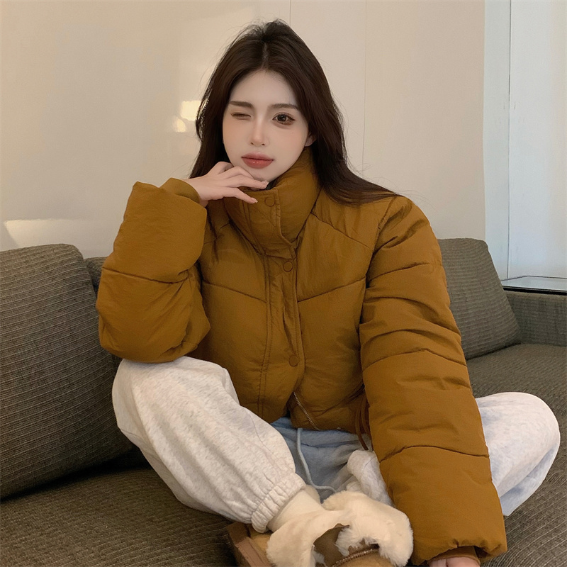 Actual shot Korean version of new winter down jacket for women, short stand-up collar, thickened jacket and bread suit for small people