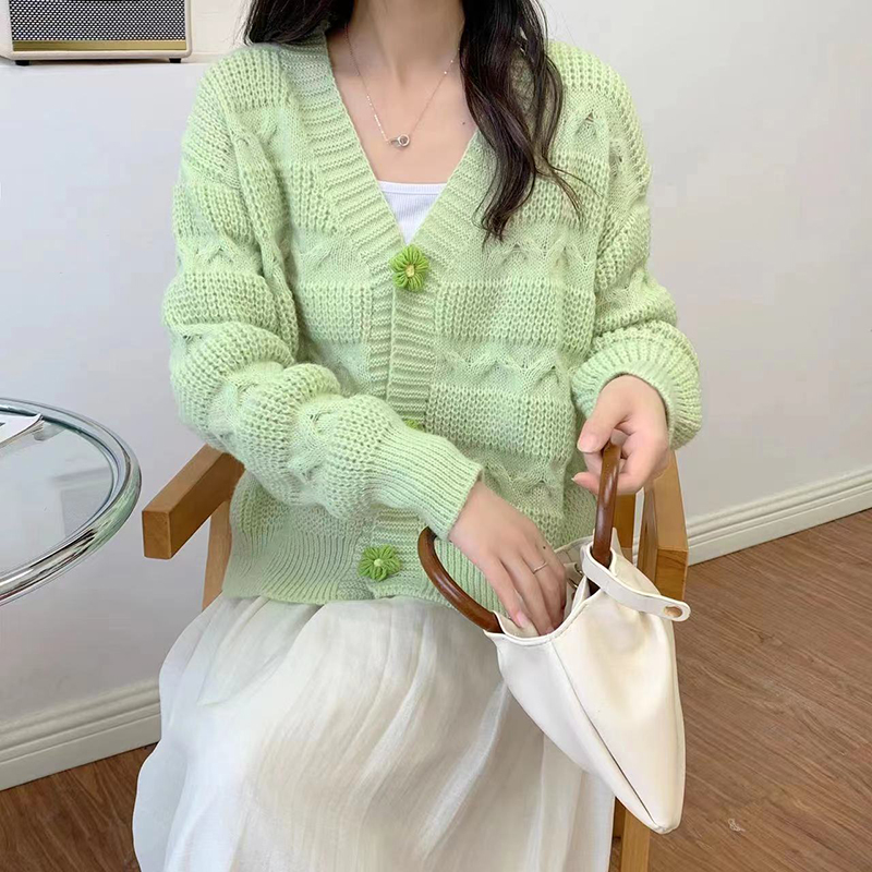 溫柔風花朵扣毛衣外套女春季2023新款甜美慵懶風寬鬆v領針織上衣