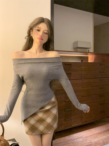 Actual shot of an upstart girl's one-shoulder long-sleeved top, bottoming shirt, and pure lust wool sweater.