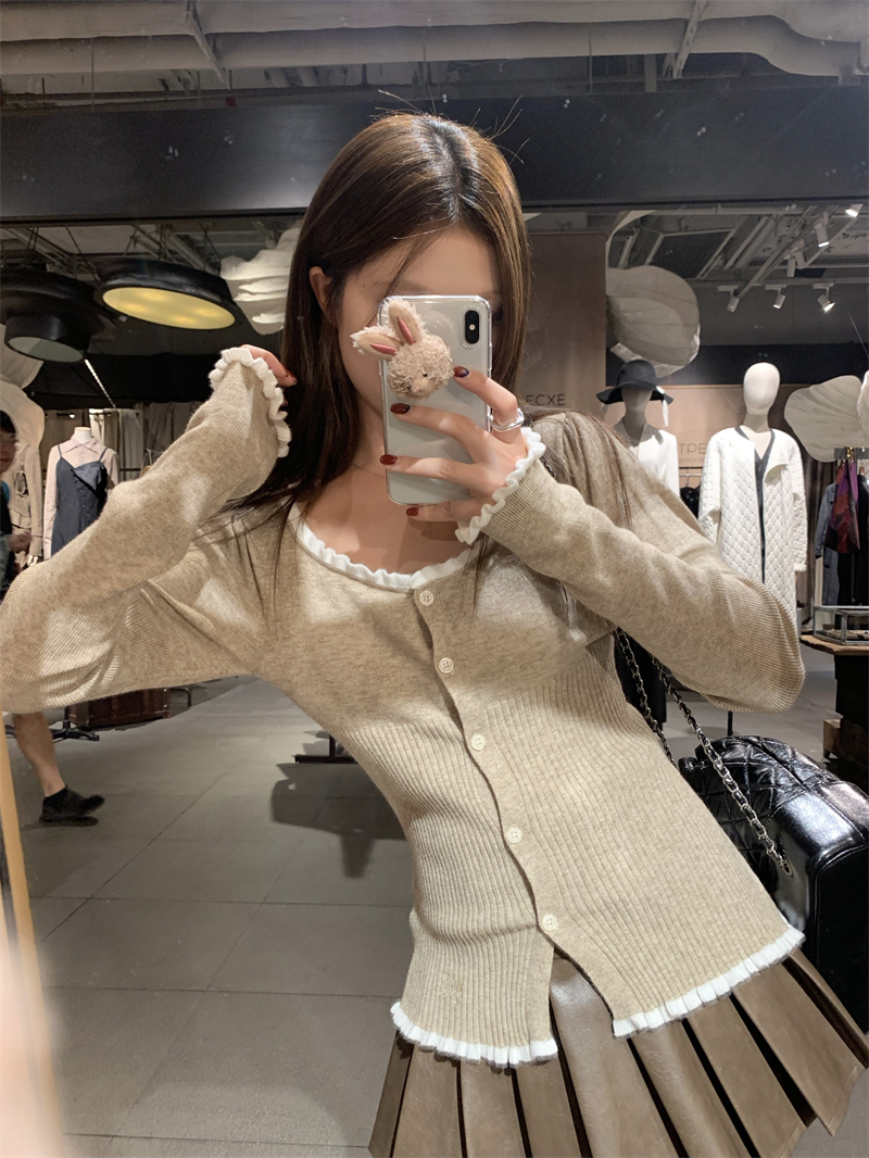 Real shot of retro small cardigan, right-shoulder, slim-fitting, long-sleeved, contrasting lace knitted top