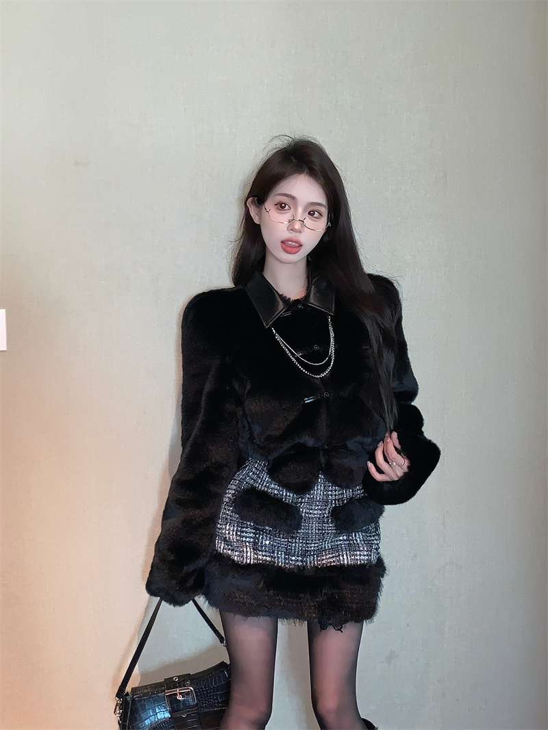 Actual shot of Chinese style slow-shaking gold fur coat for women with buckle warm jacket + small fragrant skirt suit