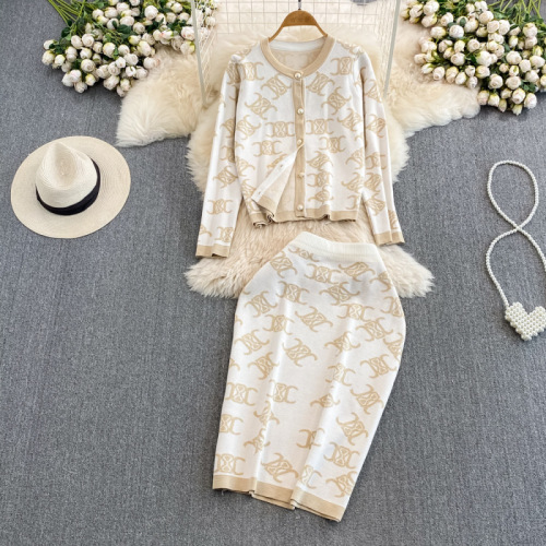 Fashion suit for women, small fragrant style, contrasting color, round neck, single-breasted knitted jacket, two-piece set, high waist, hip skirt, autumn