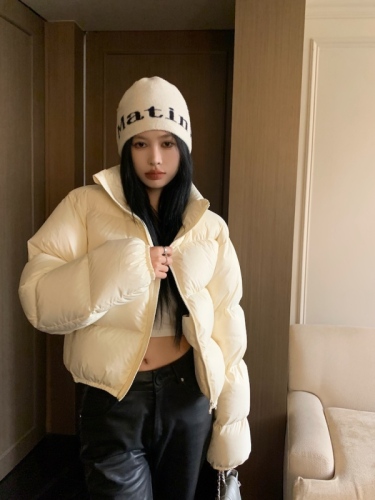 Actual shot of Kendoufeng, a winter-ready high-fleece American short solid color warm cotton jacket for women