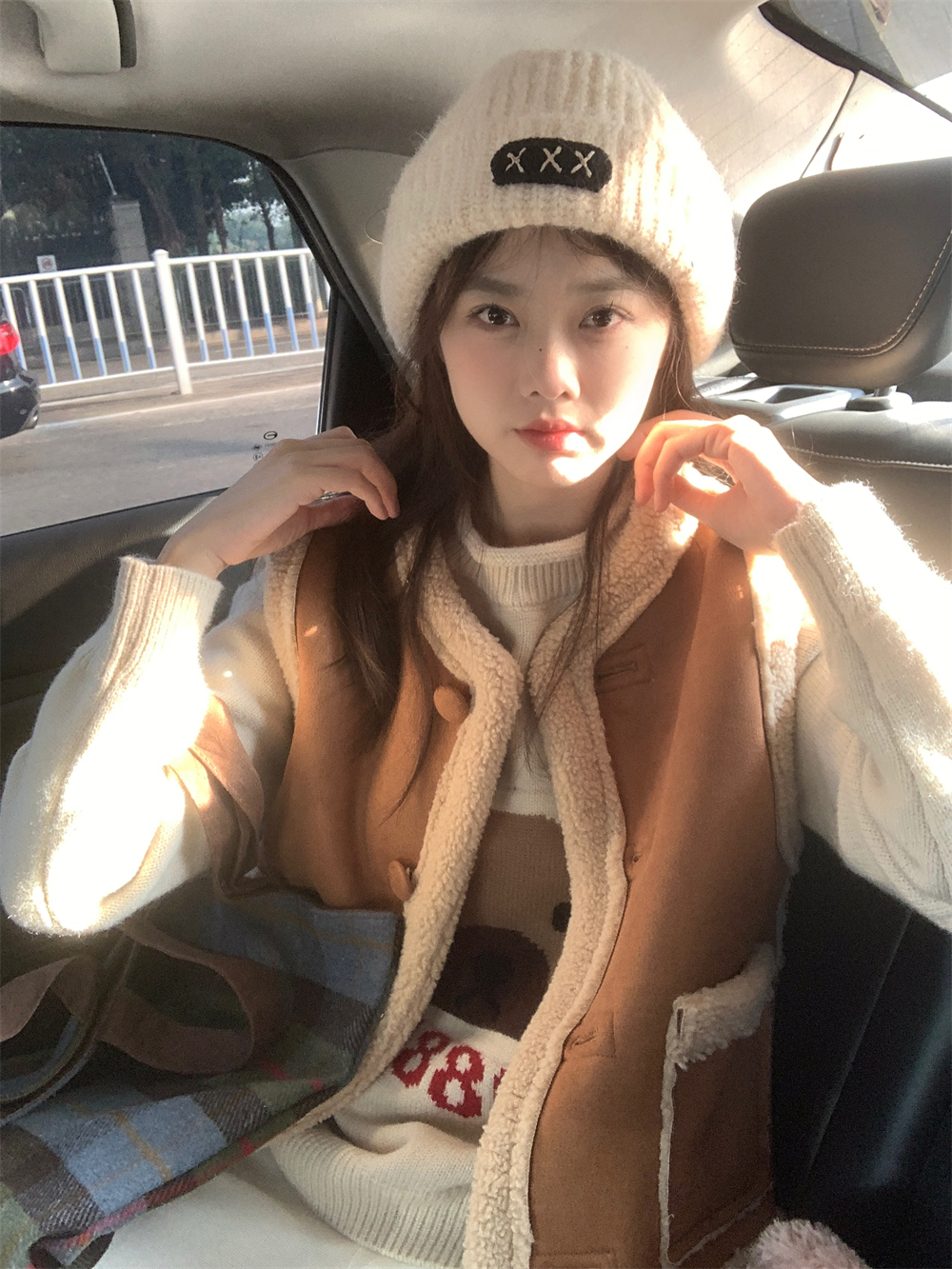Real shot of warm lamb velvet brown vest, vest, fur all-in-one jacket + cute bear apricot sweater