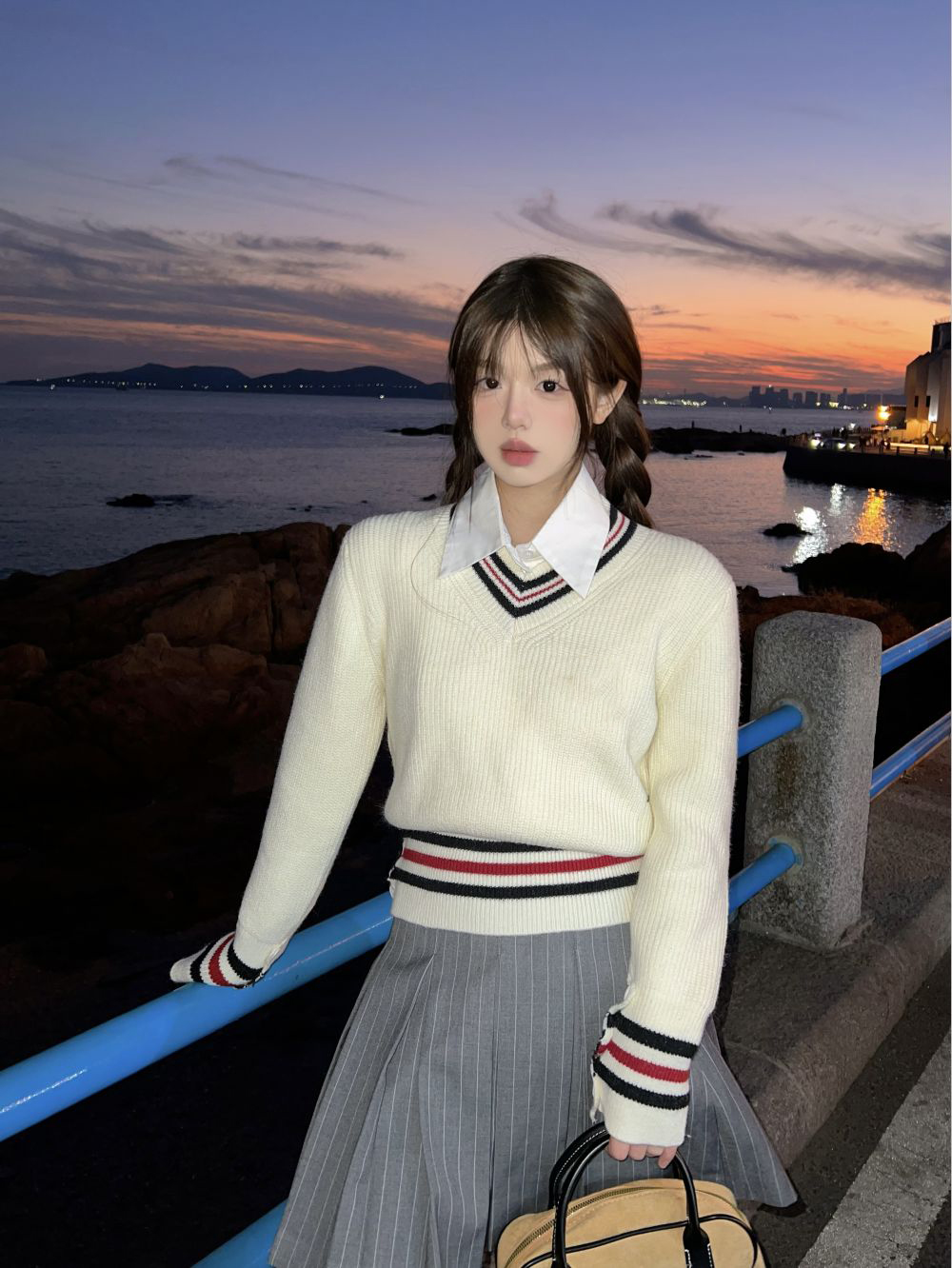 Actual shot of three standard age-reducing contrasting color V-neck pullover women's coats