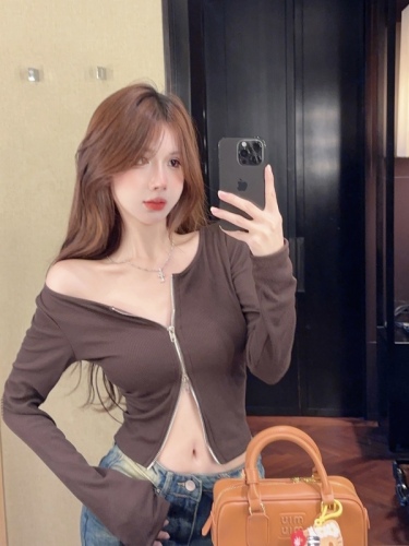 Real shot of hot girl style solid color pleated long-sleeved T-shirt for women with slim design zipper top