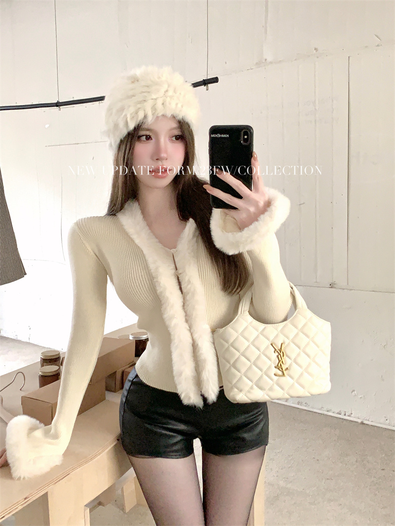 Real shot of raw-edged bell-sleeved knitted jacket, irregular long-sleeved sweater, bottoming shirt, slim and sexy top