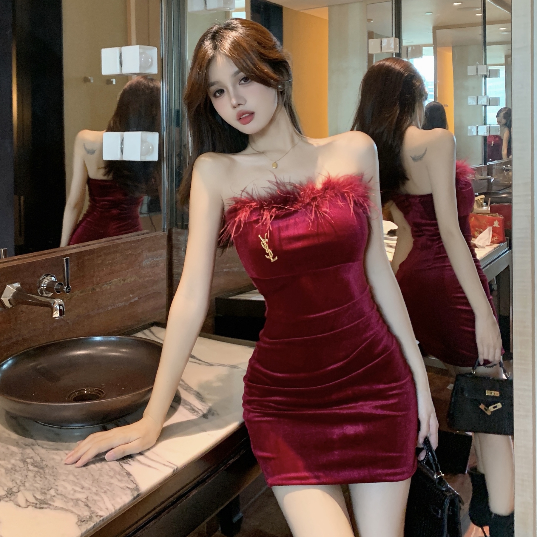 Real shot of hot girl style sexy velvet breast-wrapped and plush slim-fitting hip-hugging dress