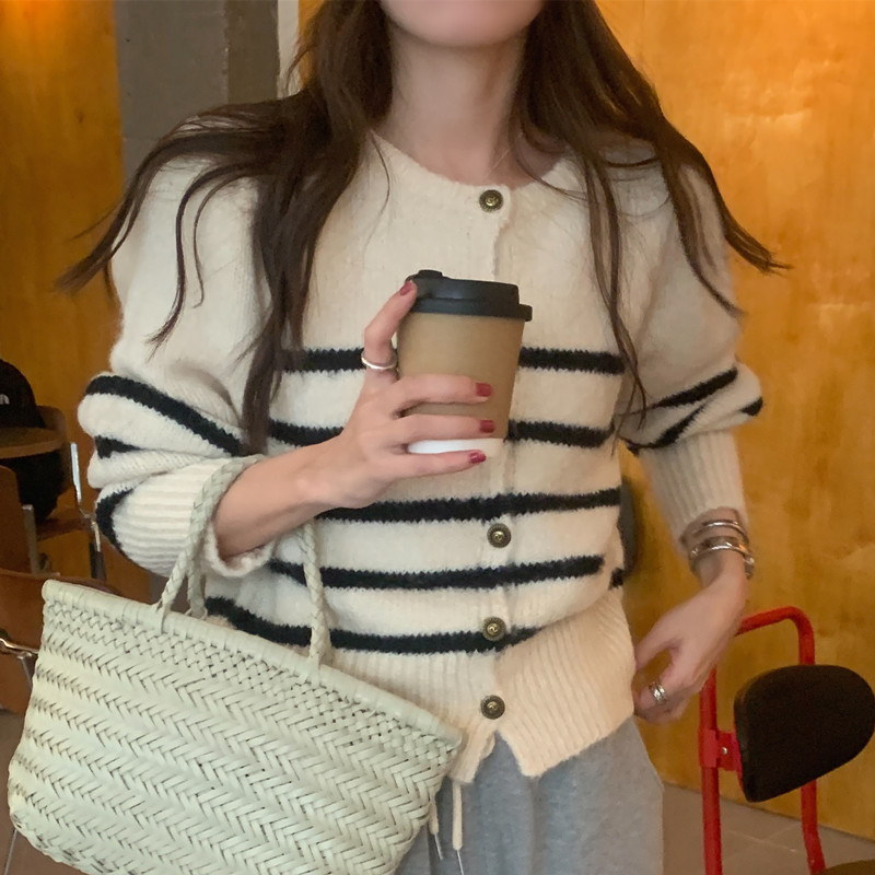 Real shot, gentle temperament, soft and glutinous round neck, contrast striped single-breasted sweater, short knitted cardigan