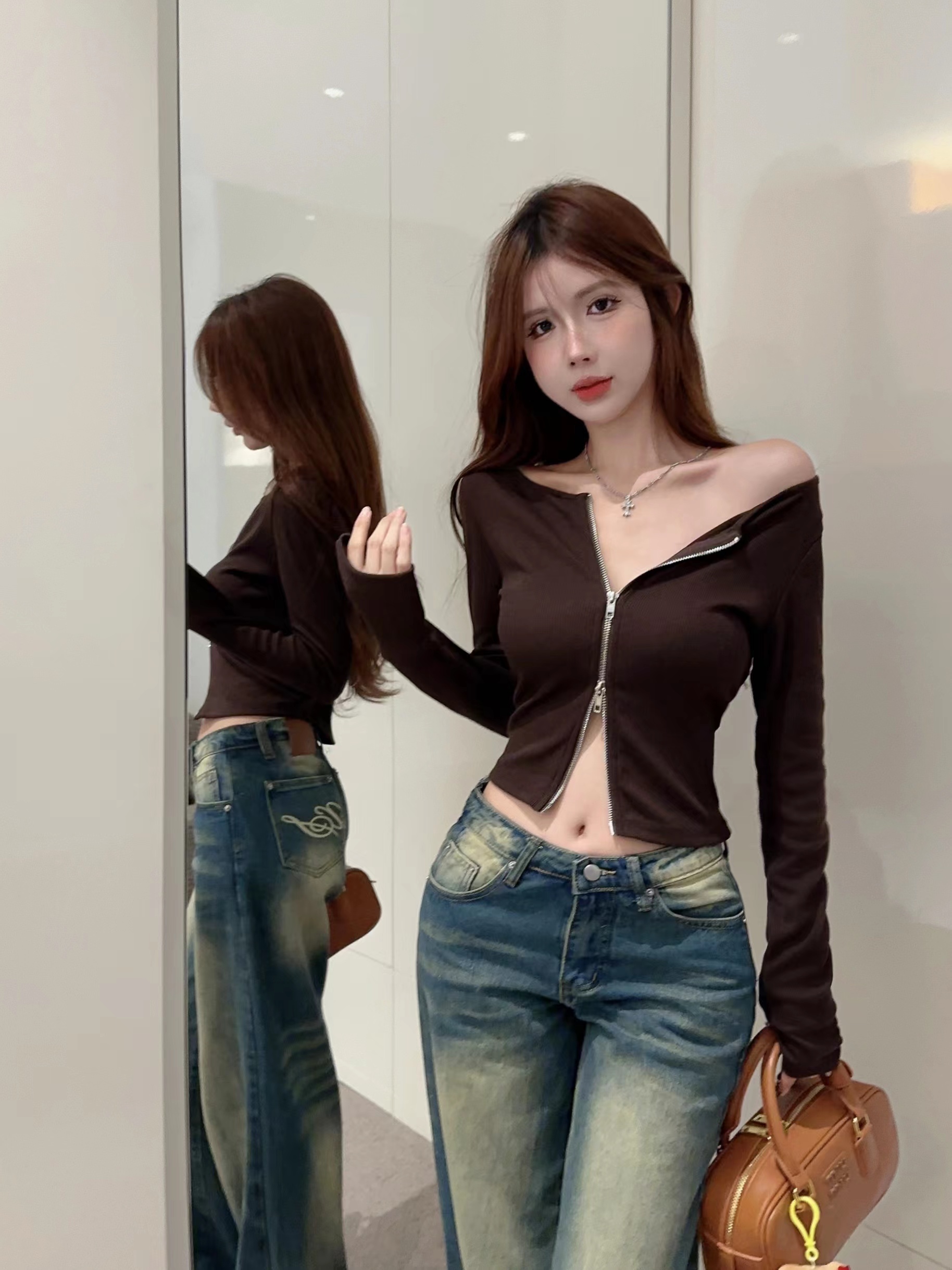 Real shot of hot girl style solid color pleated long-sleeved T-shirt for women with slim design zipper top