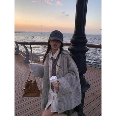 Huanghuangjia button V-neck sweater women's autumn new commuting lazy style loose casual slim knitted cardigan jacket