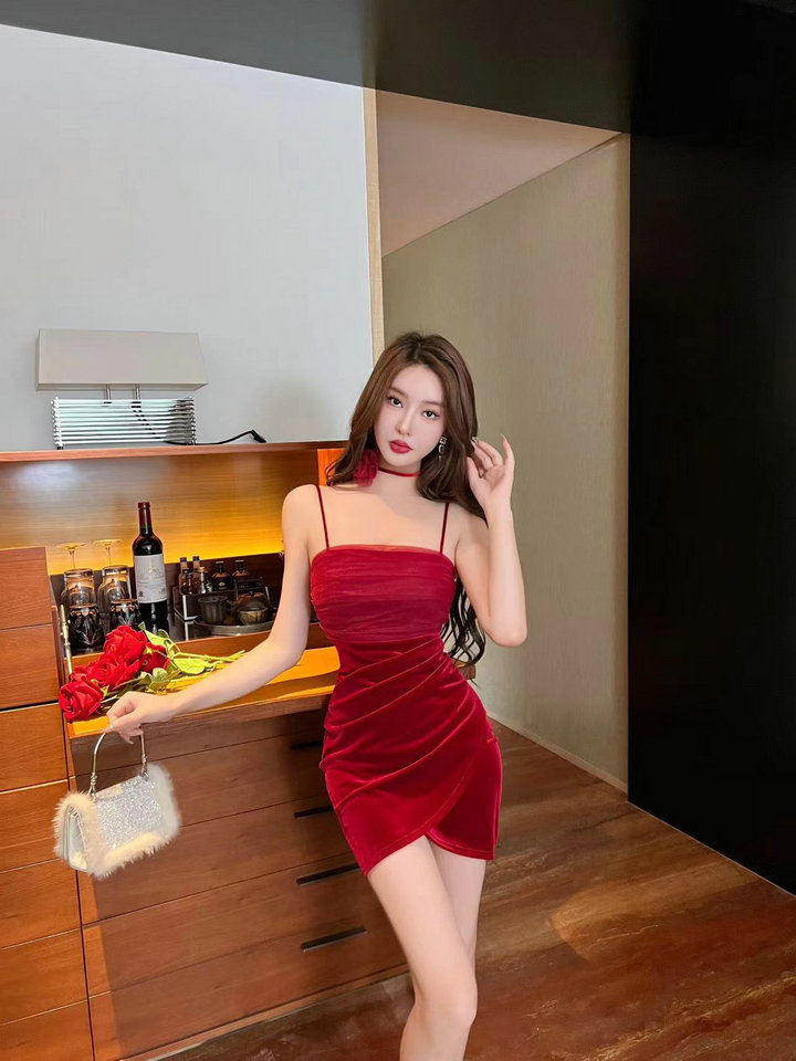 Actual shot of 2023 new sexy nightclub slim slim suspender one-line neck hip-hugging dress