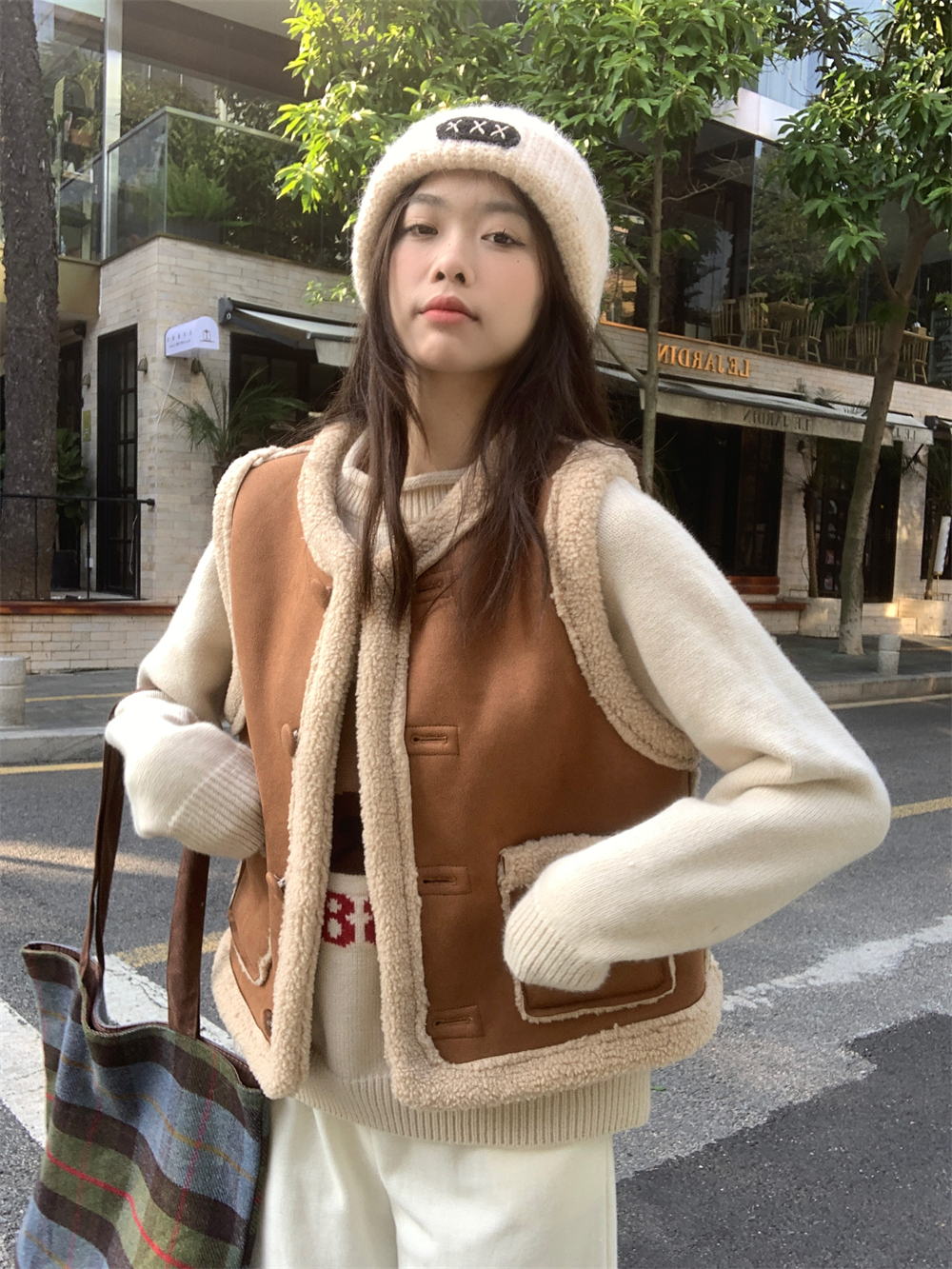 Real shot of warm lamb velvet brown vest, vest, fur all-in-one jacket + cute bear apricot sweater