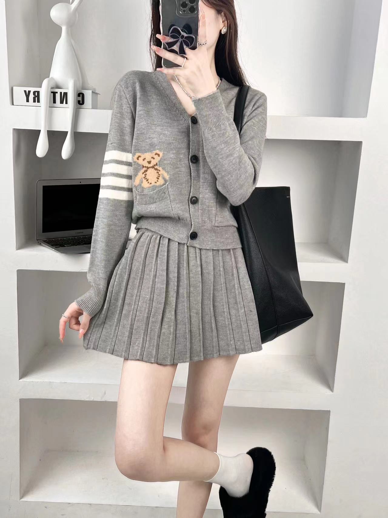 學院風可愛小熊針織開衫上衣女搭配百褶半身裙秋冬套裝女