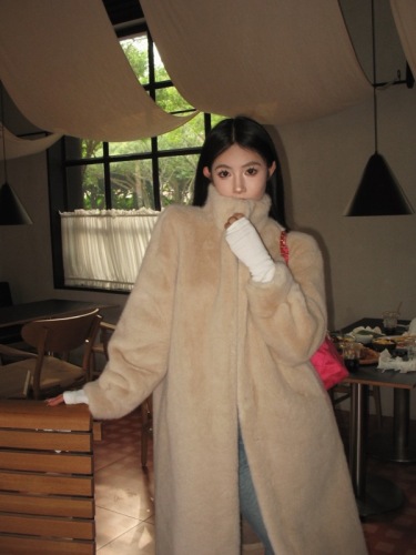 Actual shot of environmentally friendly fur coat, fur integrated mid-length slim coat