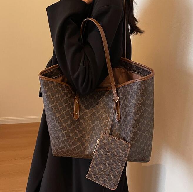 Large-capacity bag for women in autumn and winter, versatile 2023 new fashionable casual shoulder bag, popular commuter tote bag this year