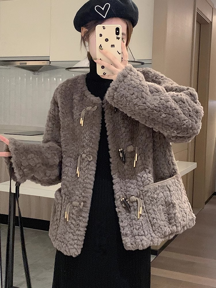 2023 winter new style imitation rabbit fur horn button lamb plush coat women's short thickened fur small fragrance