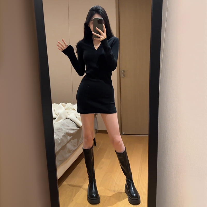 法式赫本風高級黑色v領長袖連衣裙子女秋冬季2023新款內搭包臀裙