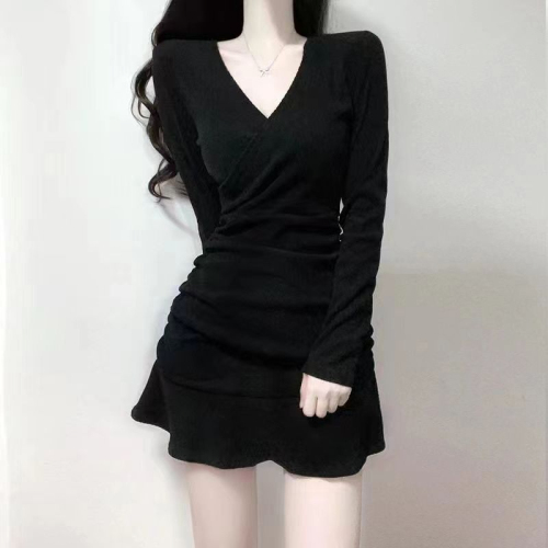 秋冬黑色连衣裙高级感穿搭小个子显高短裙修身长袖赫本风小黑裙