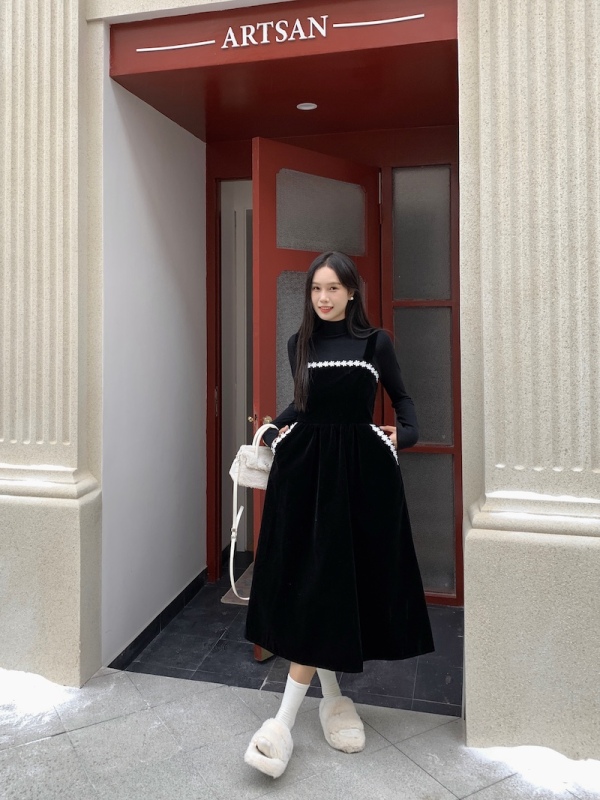 實拍~赫本風高級感絲絨兩件套裙女秋冬設計感吊帶裙搭針織