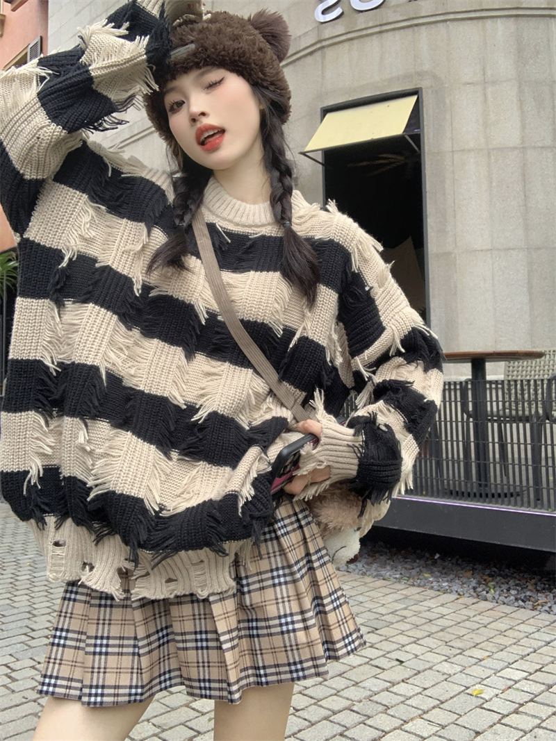 Real shot of autumn and winter thickened retro tassel stripes contrasting color round neck sweater American style ripped knitted jacket