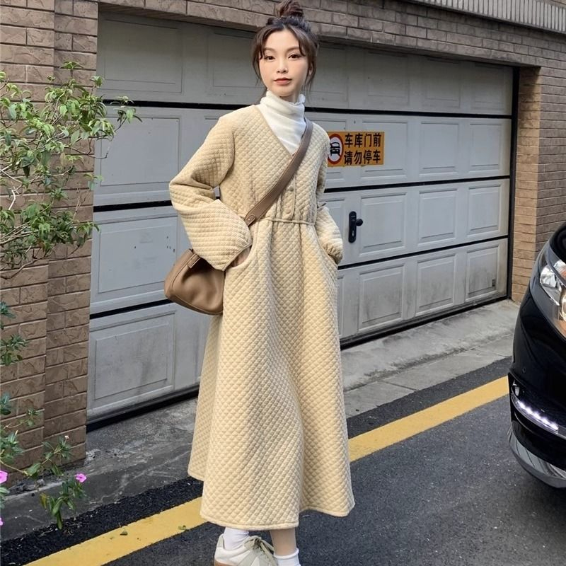 夾棉加厚連衣裙女秋冬2023新款韓系菱格V領收腰中長款長袖A字裙