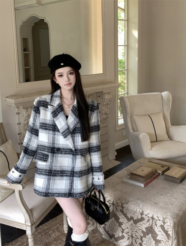 Real shot of autumn and winter new thickened temperament, age-reducing, casual and fashionable Korean version of retro loose plaid suit woolen jacket