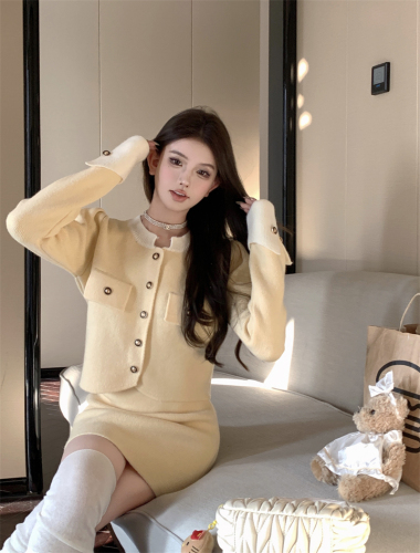 Actual shot of French retro style with sweater, cardigan and Korean style high-end suit